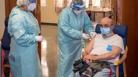 Archivo - Vacunaci&oacute;n, residencias, segunda dosis, CAD de Cueto.- Archivo