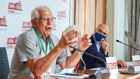 El Alto Representante de la Uni&oacute;n para Asuntos Exteriores y Pol&iacute;tica de Seguridad, Josep Borrell; la vicesecretaria general de la UIMP, Carmen Losa, y el exprimer ministro italiano Enrico Letta