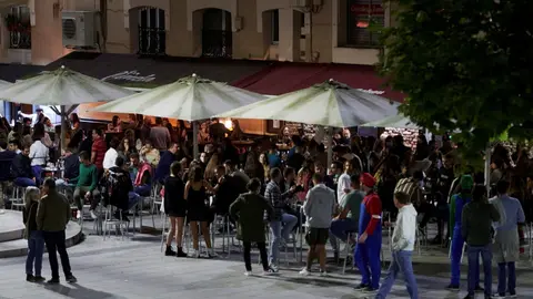 Ambiente en una calle de bares de Santander.