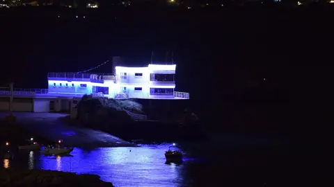 La isla de la Torre iluminada con el color azul de Santander