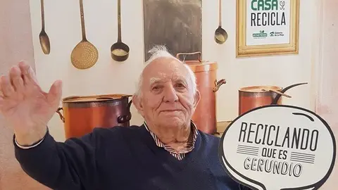 Participante del proyecto 'Terceros en edad, primeros en reciclar'.- Archivo