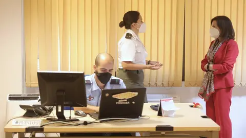 La teniente y psic&oacute;loga del equipo de rastreo de la Secci&oacute;n de Vigilancia Epidemiol&oacute;gica de la Base A&eacute;rea de Torrej&oacute;n, Mar&iacute;a Quevedo, conversa con la ministra de Defensa, Margarita Robles