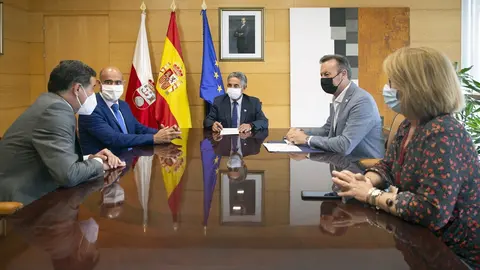 El presidente de Cantabria, Miguel &Aacute;ngel Revilla, y el consejero de Desarrollo Rural, Guillermo Blanco, se re&uacute;nen con Tom&aacute;s Castillo, gerente de Amica, y representantes de la Fundaci&oacute;n Repsol.