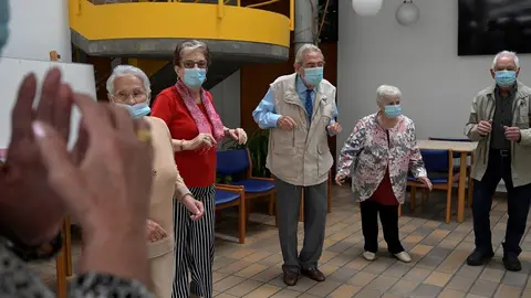 Archivo - Varios ancianos en una de las salas de la Residencia de mayores de Carballo, en A Coru&ntilde;a, Galicia (Espa&ntilde;a). 