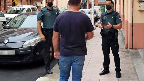 Los agentes con el investigado