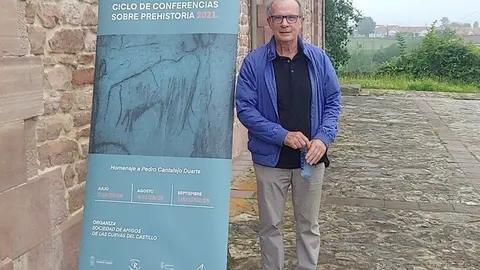 El prehistoriador Adolfo Rodr&iacute;guez en el ciclo de Puente Viesgo