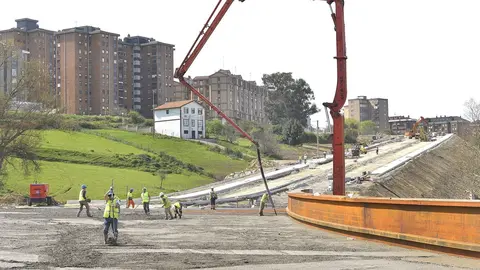 Archivo - Hormigonado puente S-20-Los Castros. Obras. Construcci&oacute;n. Infraestructuras. Gr&uacute;a