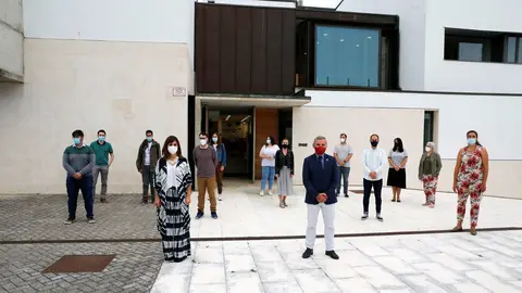 La consejera de Empleo, Ana Bel&eacute;n &Aacute;lvarez, con los j&oacute;venes contratados en el Ayuntamiento de Santa Cruz de Bezana