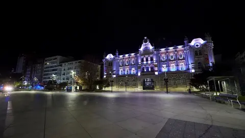 Archivo - La plaza del Ayuntamiento de Santander vac&iacute;a