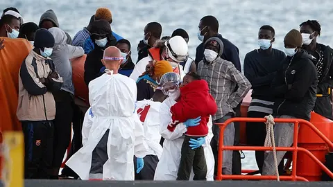 Archivo - Migrantes rescatados de una patera llegan a tierra en Fuerteventura.