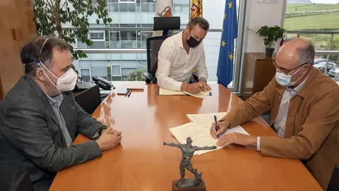 El consejero de Desarrollo Rural, Guillermo Blanco, firma un convenio con el presidente de la Red C&aacute;ntabra de Desarrollo Rural, Leoncio Carrascal.