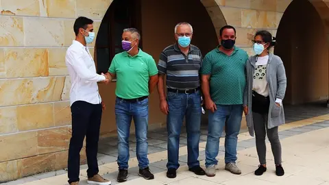 El reci&eacute;n elegido alcalde de Hazas de Cesto, Alejandro Llano, junto al segundo teniente de alcalde el socialista, Enrique Lastra Arredondo, y el resto de miembros del equipo de Gobierno, Jos&eacute; Mar&iacute;a Fern&aacute;ndez, M&oacute;nica Velasco y Alberto Cruz.