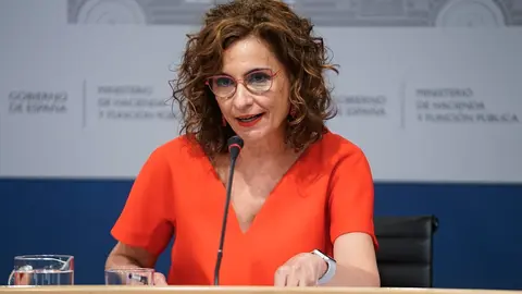 La ministra de Hacienda y Funci&oacute;n P&uacute;blica, Maria Jes&uacute;s Montero, interviene en una rueda de prensa posterior a una reuni&oacute;n del Consejo de Pol&iacute;tica Fiscal y Financiera, a 28 de julio de 2021.