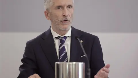 El ministro de Interior, Fernando Grande-Marlaska, comparece en rueda de prensa, despu&eacute;s de una reuni&oacute;n con su hom&oacute;logo serbio, en la sede del Ministerio, a 22 de julio de 2021, en Madrid (Espa&ntilde;a). Los ministros del Interior espa&ntilde;ol y serbio se re&uacute;nen est