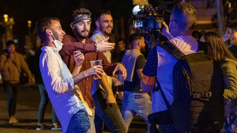 Archivo - Grupos de personas festejan en las calles de Barcelona durante el primer viernes sin toque de queda