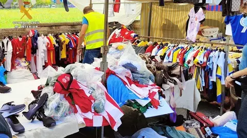 Puesto del mercadillo con art&iacute;culos falsificados
