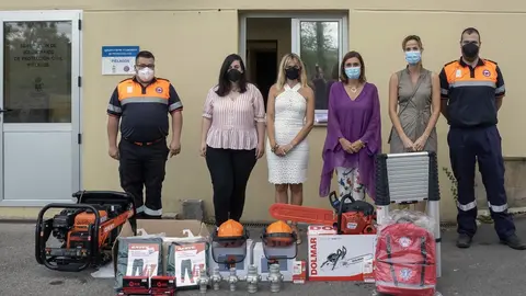 La Consejera De Presidencia, Interior, Justicia Y Acci&oacute;n Exterior, Paula Fern&aacute;ndez, Hace Entrega Del Material A La Agrupaci&oacute;n De Voluntarios Del Municipio De Pi&eacute;lagos.