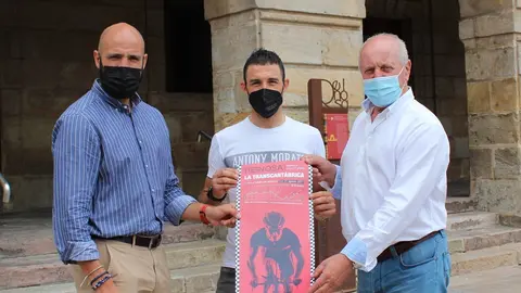 El concejal de Deportes y el alcalde en la presnetaci&oacute;n de la Transcant&aacute;brica