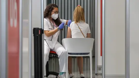 Una joven recibe la vacuna contra el Covid-19 en el dispositivo puesto en marcha en la Ciutat de les Arts i les Ci&egrave;ncies de Valencia, a 28 de julio de 2021, en Valencia, Comunidad Valenciana, (Espa&ntilde;a). Este gran punto de vacunaci&oacute;n, uno de los puestos en 