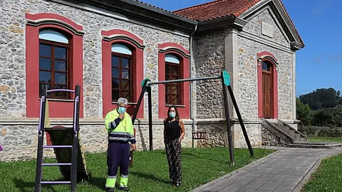 La alcaldesa Gema Perojo en el albergue juvenil de Ria&ntilde;o