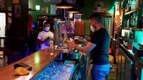 Un camarero en un bar