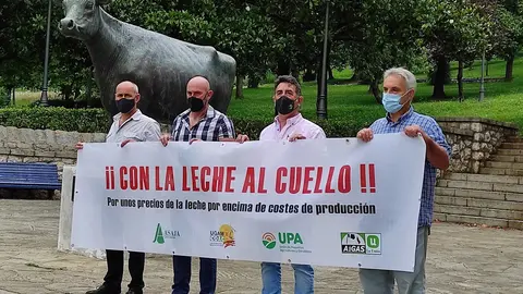 Representantes de las organziaciones agrarias de Cantabria en la rueda de prensa sobre las protestas cionvocadas por el precio de la leche