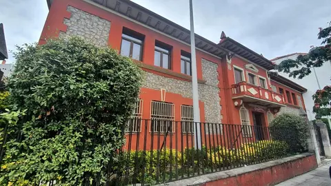 Edificio de la antigua sede de la C&aacute;mara de Comercio en la Plaza de La Llama de Torrelavega