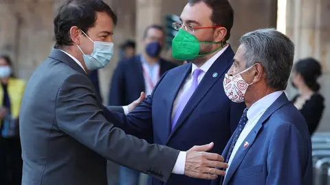 SALAMANCA, 30/07/2021.- El presidente de la Junta de Castilla y Le&oacute;n, Alfonso Fern&aacute;ndez Ma&ntilde;ueco (i) saluda a los presidentes de Cantabria, Miguel Angel Revilla (d), y de Asturias, Adri&aacute;n Barb&oacute;n, a su llegada a la XXIV Conferencia de Presidentes, el m&aacute;ximo &oacute;rgano pol&iacute;tico de coordinaci&oacute;n multilateral, que se celebra este viernes en el Convento de San Esteban, en Salamanca. EFE /JUANJO MARTIN
