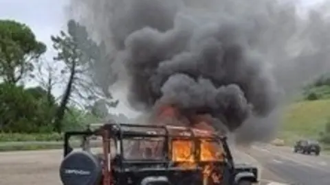 Incendio de veh&iacute;culo en la carretera