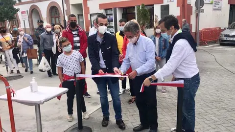 Revilla en una feria de productos agroalimentarios de Ampuero