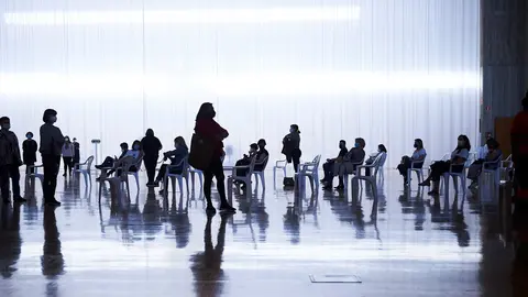 Archivo - Varias personas, en un dispositivo de vacunaci&oacute;n masiva frente al Covid-19, en el Palacio de Exposiciones y Congresos de Santander, 