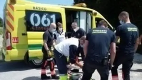 Efectivos sanitarios atienden a una mujer rescatada tras lesionarse en La Picota