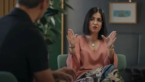 La ministra de Sanidad, Carolina Darias, en una entrevista en YouTube con David Calle (Unicoos).