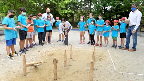 La alcaldesa visita el campus de bolos