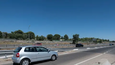 Un coche circula por la A3 en direcci&oacute;n Arganda del Rey, el d&iacute;a que arranca la operaci&oacute;n salida de agosto 2021, a 30 de julio de 2021, en Madrid, (Espa&ntilde;a). La operaci&oacute;n salida 2021, que se inicia este viernes 30 de julio desde las 15 horas, se prolongar&aacute; 