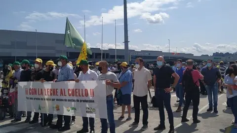 Gonzalo Revuelta y Juanvi Barqu&iacute;n en la concentraci&oacute;n frente a Makro.