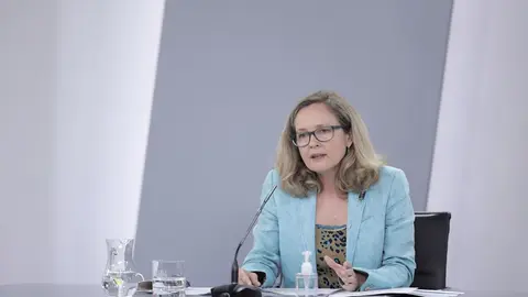 La vicepresidenta primera del Gobierno y ministra de Asuntos Econ&oacute;micos y Transformaci&oacute;n Digital, Nadia Calvi&ntilde;o, interviene en una rueda de prensa posterior al Consejo de Ministros celebrado en Moncloa, a 27 de julio de 2021, en Madrid (Espa&ntilde;a). 