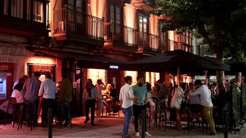 Ambiente en una calle de bares de Santander, 