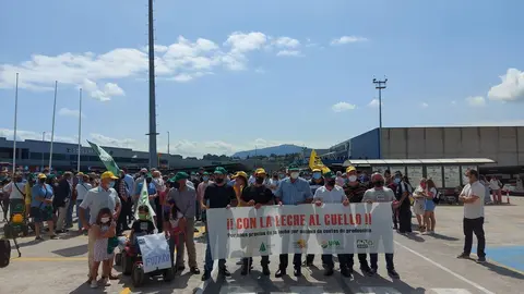 Ganaderos c&aacute;ntabros protestan por los bajos precios de la leche.