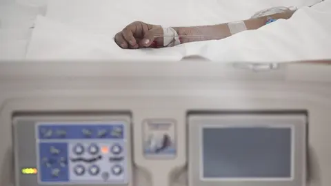 Archivo - Mano de un enfermo con v&iacute;a subcut&aacute;nea en una cama de la UCI del Hospital de Emergencias Isabel Zendal, Madrid (Espa&ntilde;a), a 20 de enero de 2021.