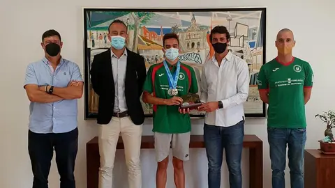 El Ayuntamiento recibe al nadador Teo del Riego