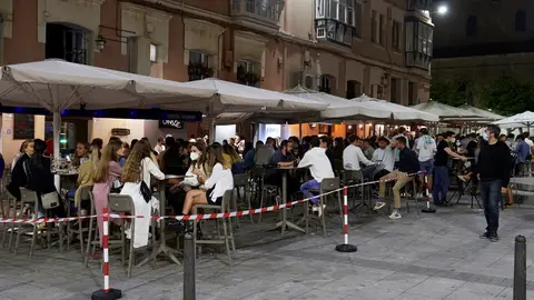 Ambiente en una calle de bares de Santander