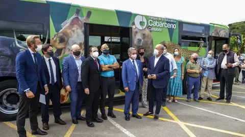 El presidente de Cantabria, Miguel &Aacute;ngel Revilla, junto con el consejero de Industria, Turismo, Innovaci&oacute;n, Transporte y Comercio, Javier L&oacute;pez Marcano, presentan el nuevo 'ecob&uacute;s' del parque y realizan balance tur&iacute;stico del mes de julio.