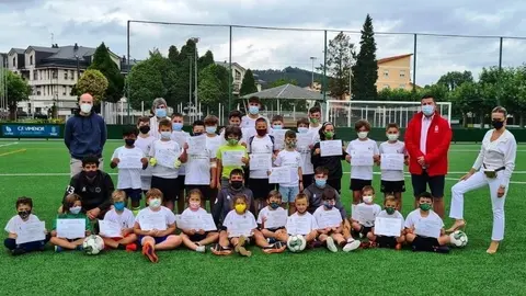 Participantes del campus de f&uacute;tbol Pi&eacute;lagos-Vimenor con la alcaldesa de Pi&eacute;lagos, Ver&oacute;nica Samperio, y el concejal de Deportes, Luis Sa&ntilde;udo