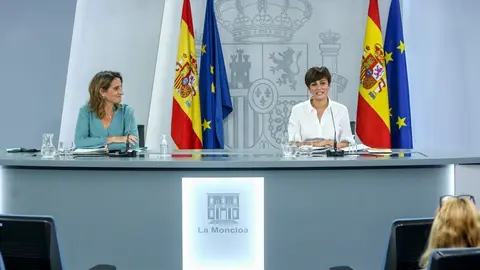 La vicepresidenta tercera y ministra para la Transici&oacute;n Ecol&oacute;gica y el Reto Demogr&aacute;fico, Teresa Ribera, y la ministra Portavoz, Isabel Rodr&iacute;guez, comparecen en una rueda de prensa tras Consejo de Ministros en Moncloa, a 3 de agosto de 2021, en Madrid