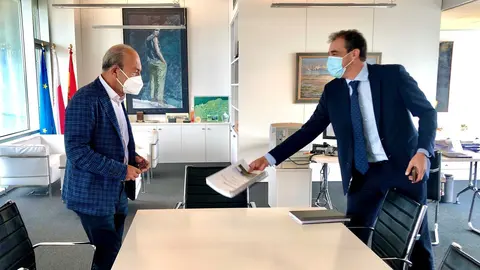 Marcano y el alcalde de Alfoz de Lloredo