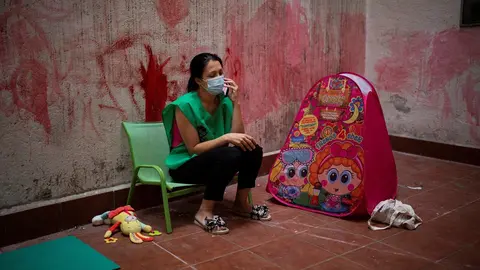 Una mujer desahuciada en Madrid.