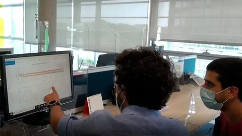 El ingeniero Miguel Somoano y el matem&aacute;tico y f&iacute;sico &Aacute;lvaro Rodr&iacute;guez, miembros del IHCantabria