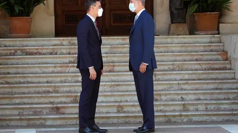 El Rey Felipe VI (d) recibe en el Palacio de Marivent al presidente del Gobierno, Pedro S&aacute;nchez (i), a 3 de agosto de 2021, en Palma de Mallorca, Mallorca, (Espa&ntilde;a).