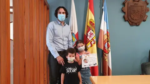 El alcalde de Astillero, Javier Fern&aacute;ndez Sober&oacute;n, recibe a la campeona de Espa&ntilde;a de Acorde&oacute;n, Henar San Emeterio.